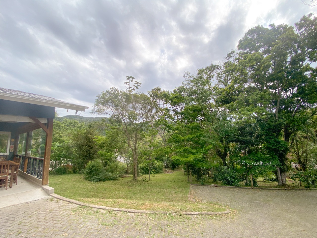 Casa com 200m², 4 quartos (sendo 1 suíte), 2 garagens, no bairro Ratones em Florianópolis