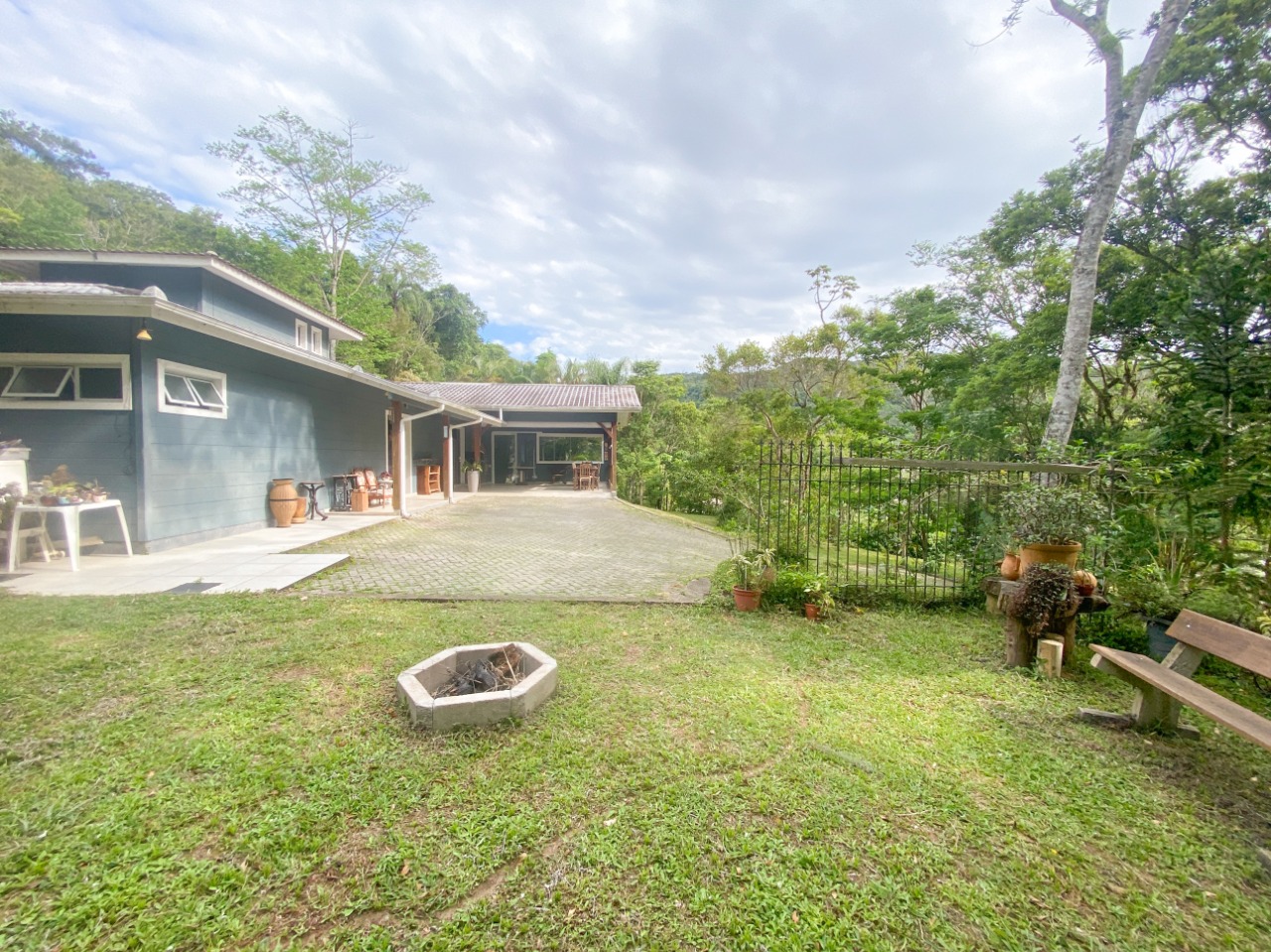 Casa com 200m², 4 quartos (sendo 1 suíte), 2 garagens, no bairro Ratones em Florianópolis