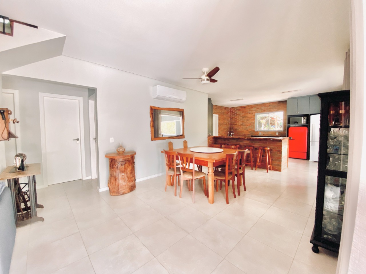 Casa com 200m², 4 quartos (sendo 1 suíte), 2 garagens, no bairro Ratones em Florianópolis