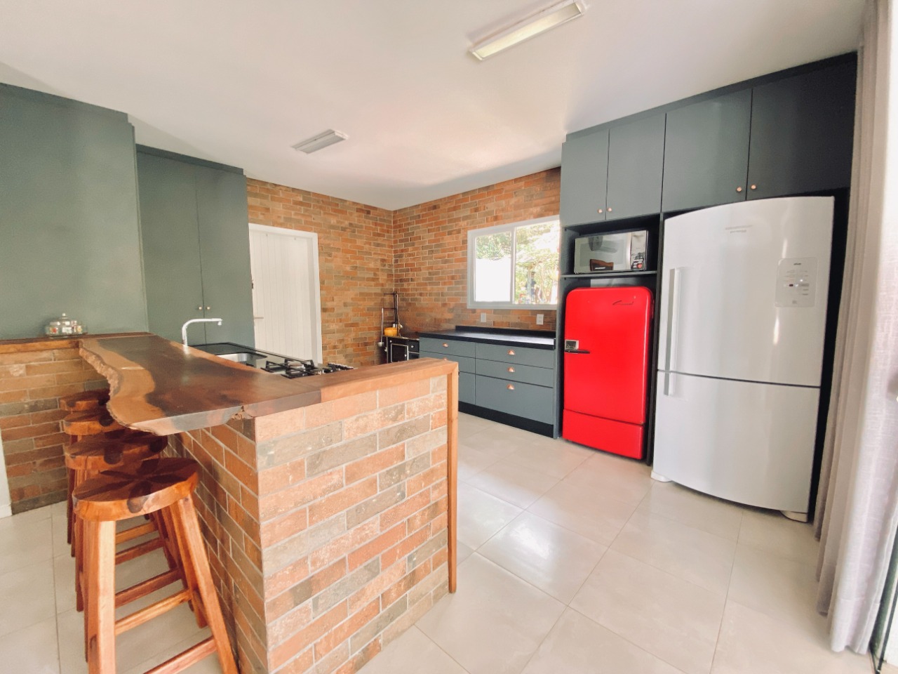 Casa com 200m², 4 quartos (sendo 1 suíte), 2 garagens, no bairro Ratones em Florianópolis
