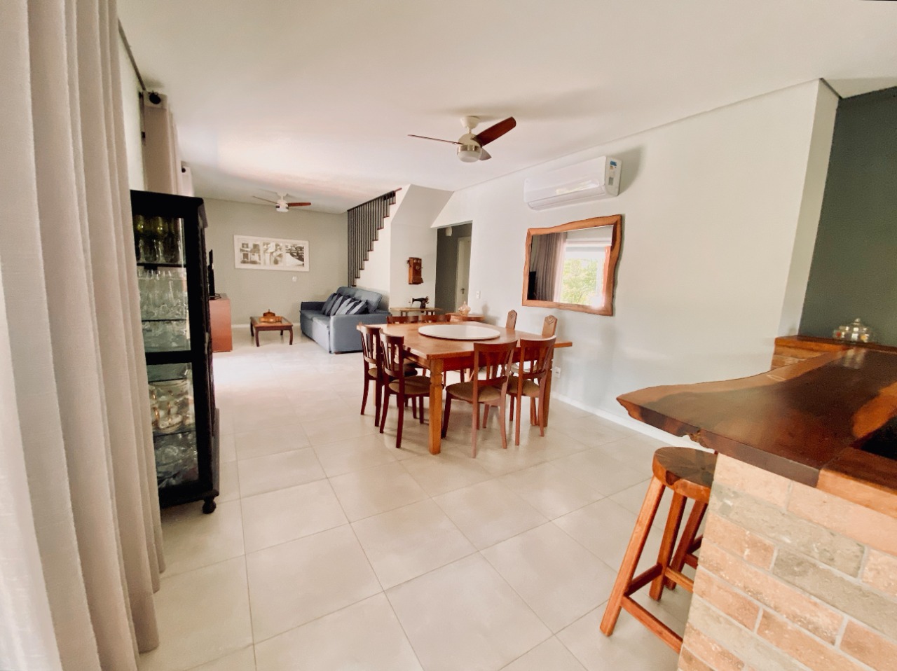 Casa com 200m², 4 quartos (sendo 1 suíte), 2 garagens, no bairro Ratones em Florianópolis