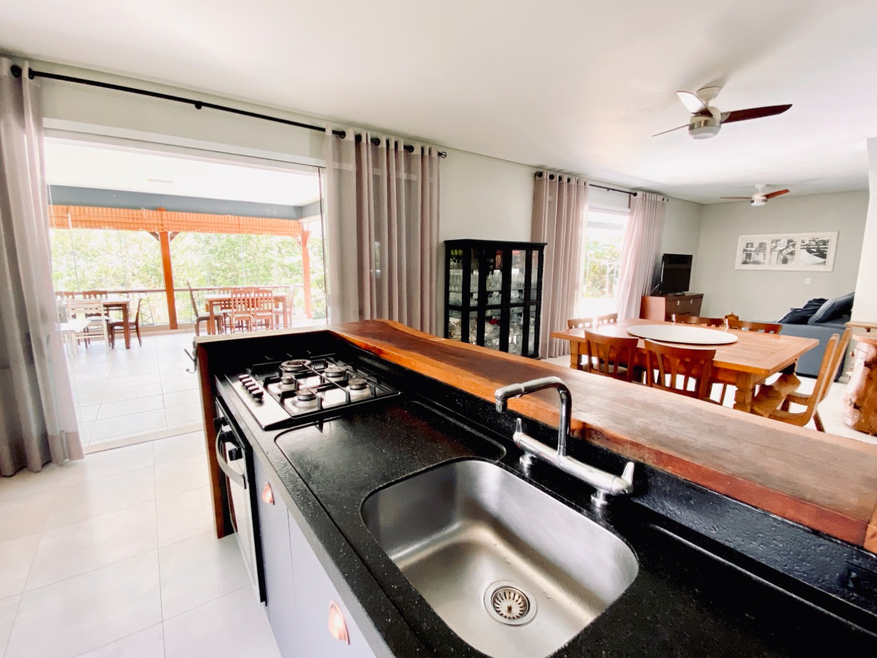 Casa com 200m², 4 quartos (sendo 1 suíte), 2 garagens, no bairro Ratones em Florianópolis