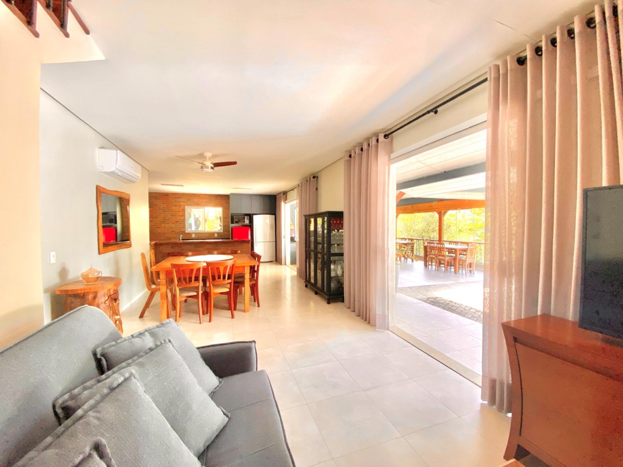Casa com 200m², 4 quartos (sendo 1 suíte), 2 garagens, no bairro Ratones em Florianópolis