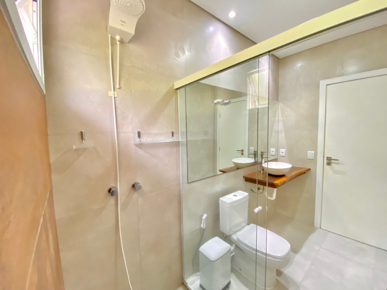 Casa com 200m², 4 quartos (sendo 1 suíte), 2 garagens, no bairro Ratones em Florianópolis
