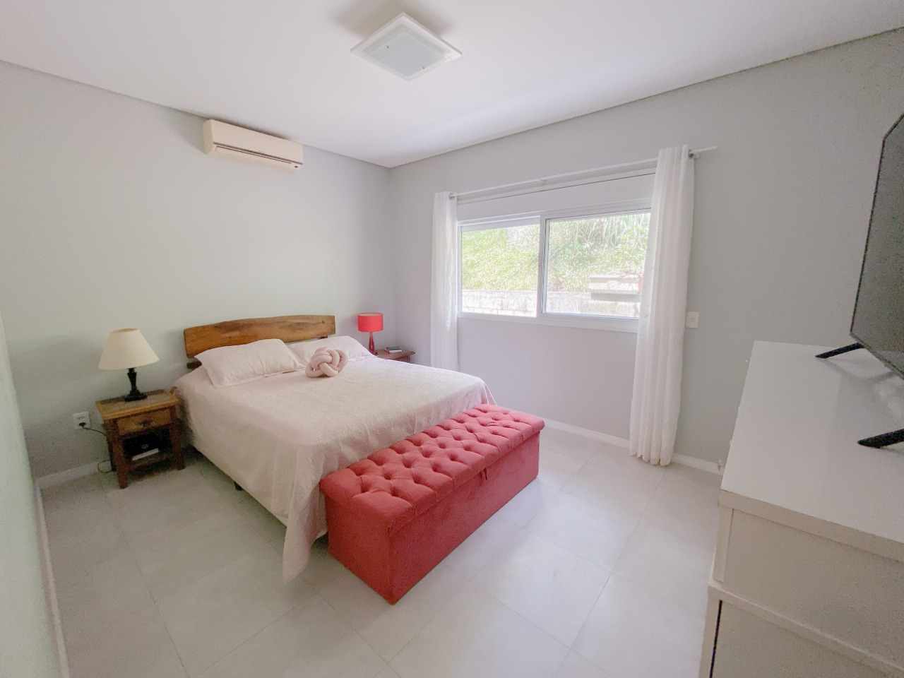 Casa com 200m², 4 quartos (sendo 1 suíte), 2 garagens, no bairro Ratones em Florianópolis