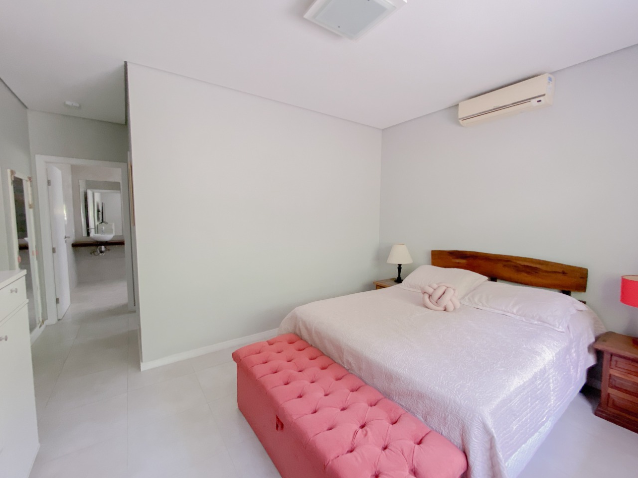 Casa com 200m², 4 quartos (sendo 1 suíte), 2 garagens, no bairro Ratones em Florianópolis