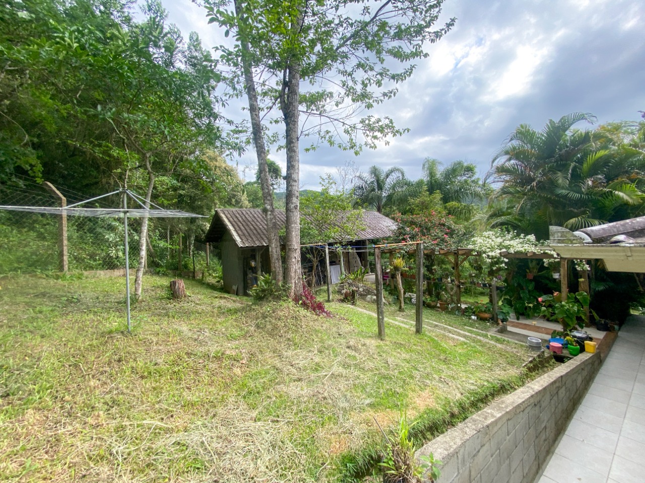 Casa com 200m², 4 quartos (sendo 1 suíte), 2 garagens, no bairro Ratones em Florianópolis