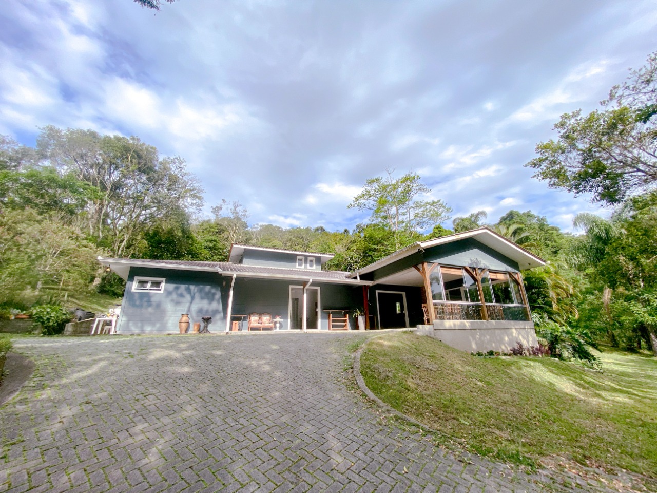 Casa com 200m², 4 quartos (sendo 1 suíte), 2 garagens, no bairro Ratones em Florianópolis