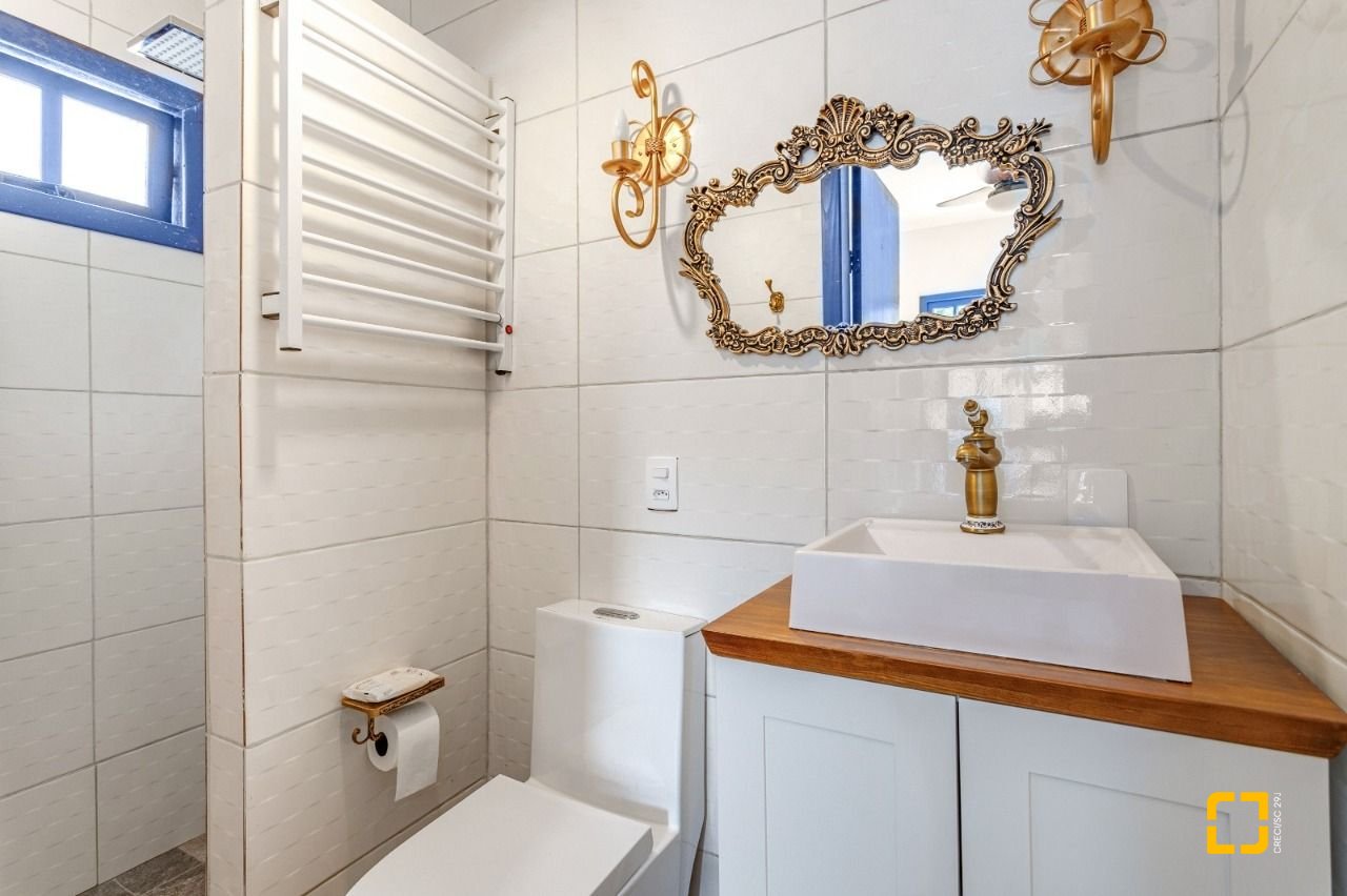 Casa com 117m², 4 quartos (sendo 1 suíte), 2 garagens, no bairro Sambaqui em Florianópolis