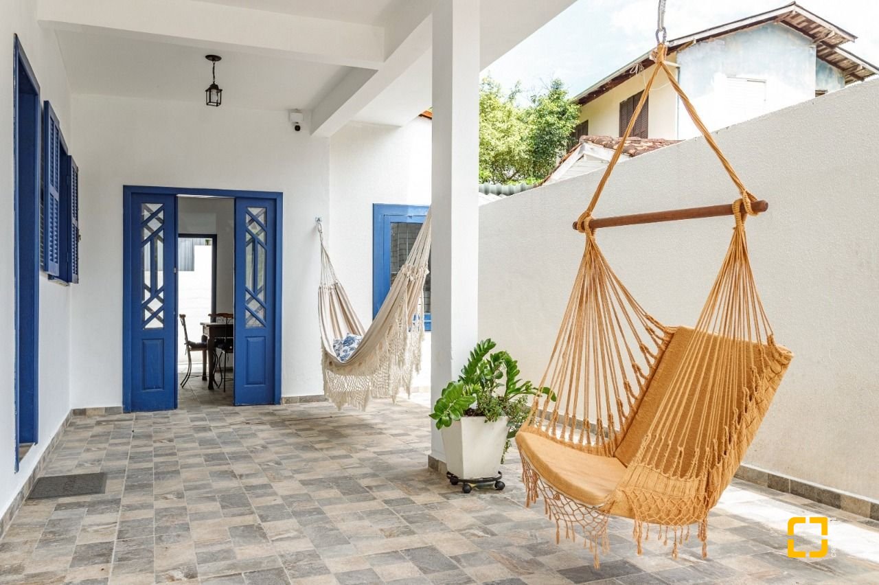 Casa com 117m², 4 quartos (sendo 1 suíte), 2 garagens, no bairro Sambaqui em Florianópolis
