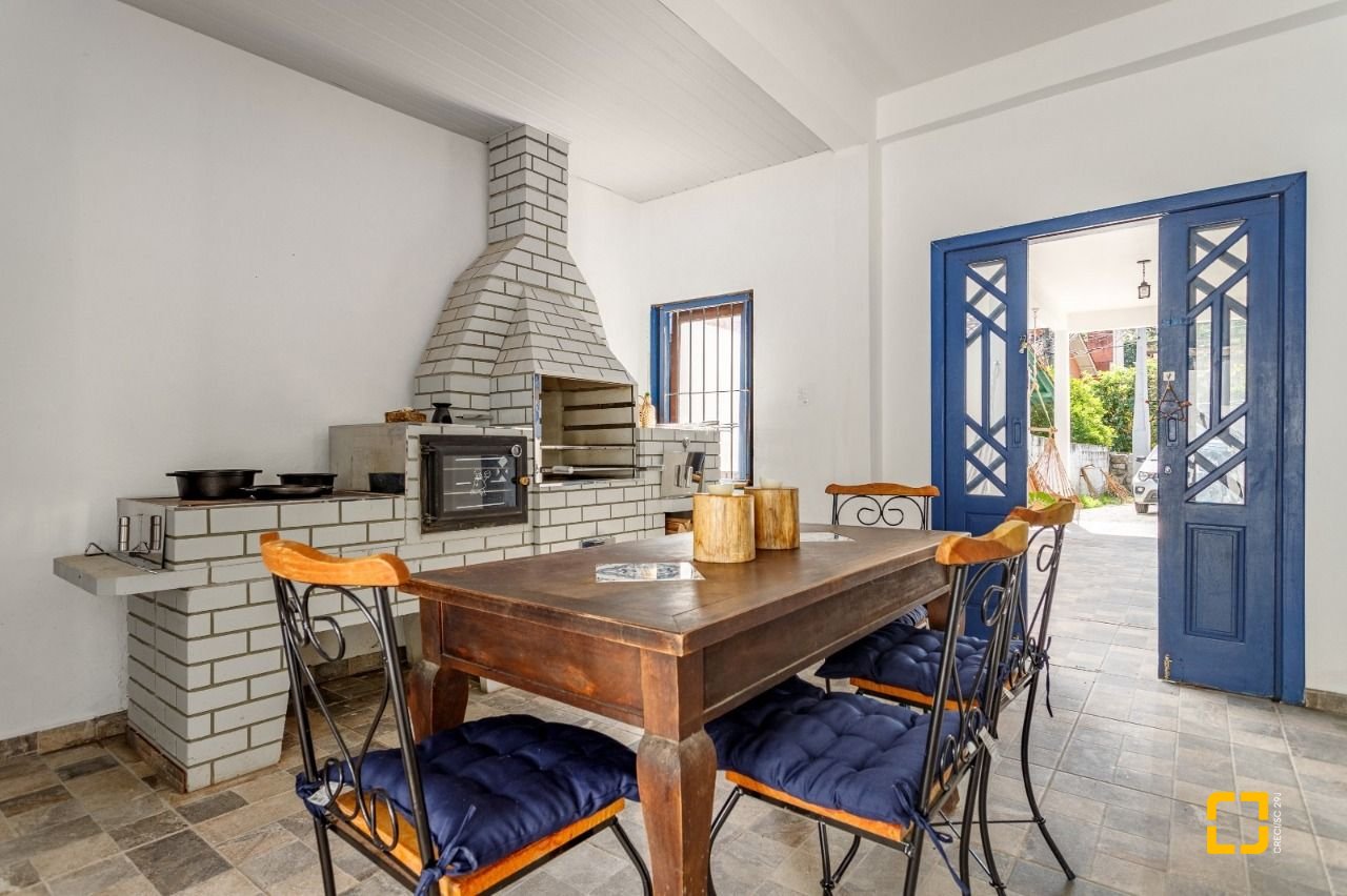 Casa com 117m², 4 quartos (sendo 1 suíte), 2 garagens, no bairro Sambaqui em Florianópolis