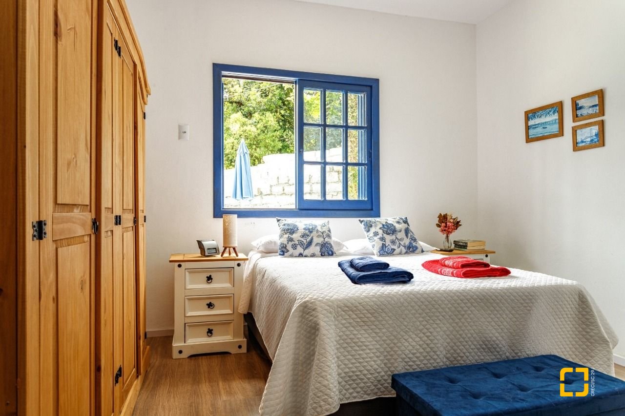 Casa com 117m², 4 quartos (sendo 1 suíte), 2 garagens, no bairro Sambaqui em Florianópolis