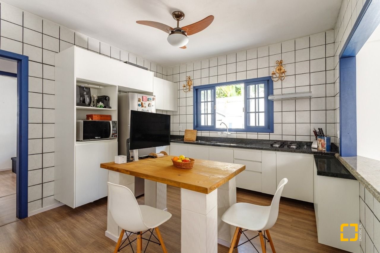 Casa com 117m², 4 quartos (sendo 1 suíte), 2 garagens, no bairro Sambaqui em Florianópolis