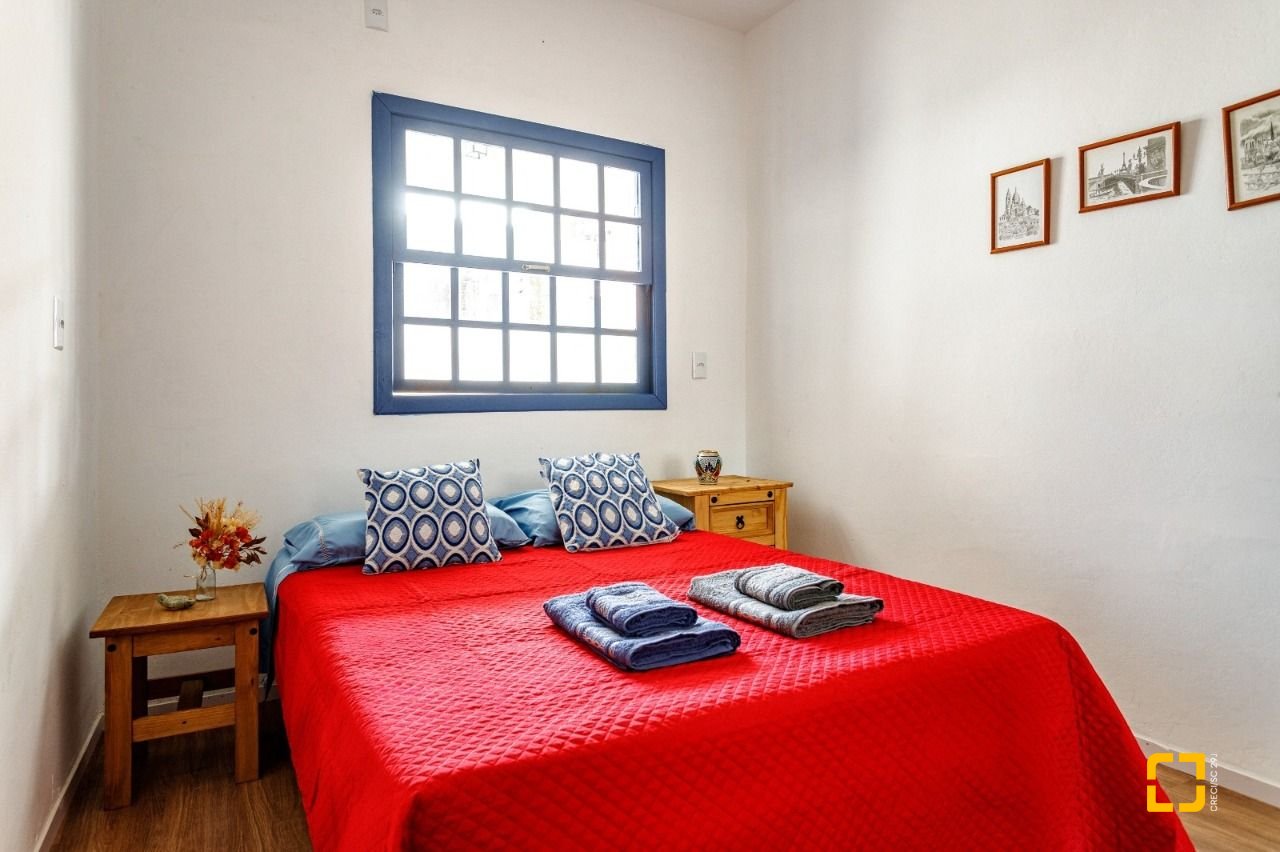 Casa com 117m², 4 quartos (sendo 1 suíte), 2 garagens, no bairro Sambaqui em Florianópolis