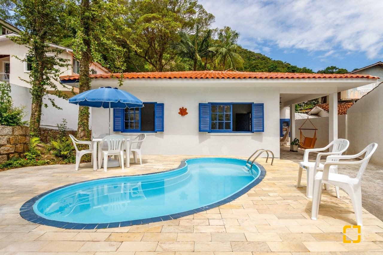 Casa com 117m², 4 quartos (sendo 1 suíte), 2 garagens, no bairro Sambaqui em Florianópolis
