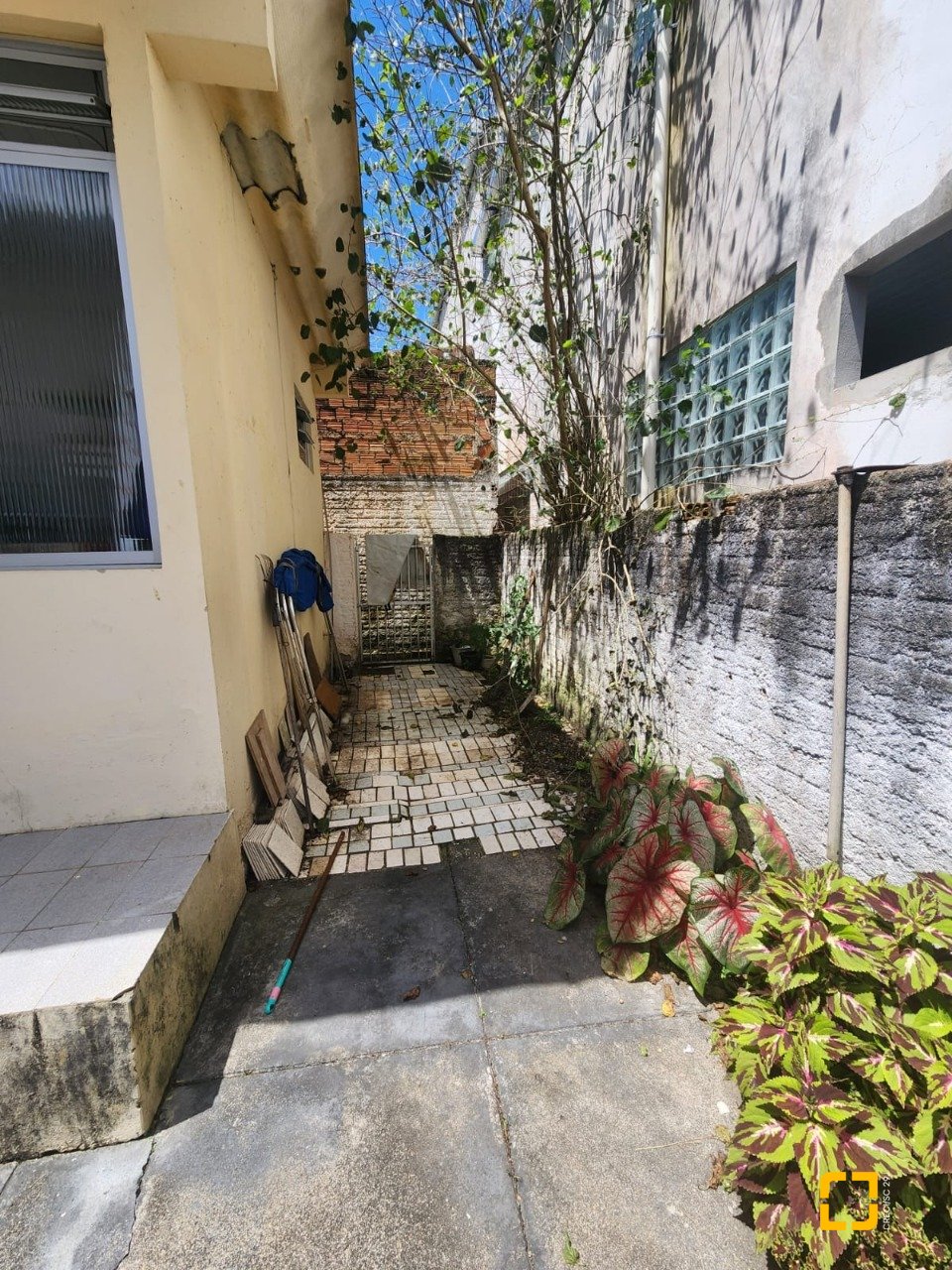 Casa com 330m², 5 quartos, 3 garagens, no bairro Balneário em Florianópolis