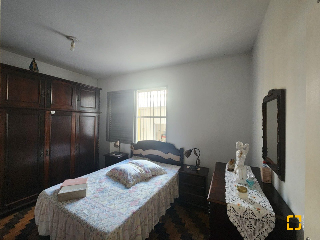 Casa com 330m², 5 quartos, 3 garagens, no bairro Balneário em Florianópolis