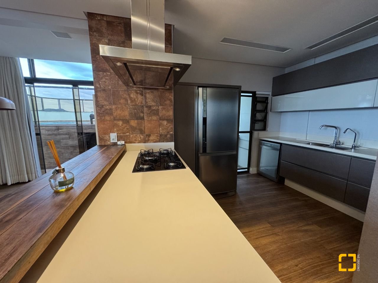 Apartamento com 225m², 2 quartos (sendo 2 suítes), 2 garagens, no bairro Kobrasol em São José