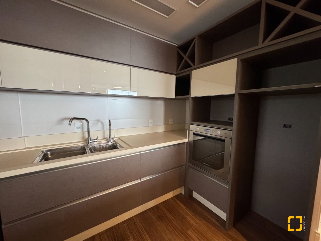 Apartamento com 225m², 2 quartos (sendo 2 suítes), 2 garagens, no bairro Kobrasol em São José