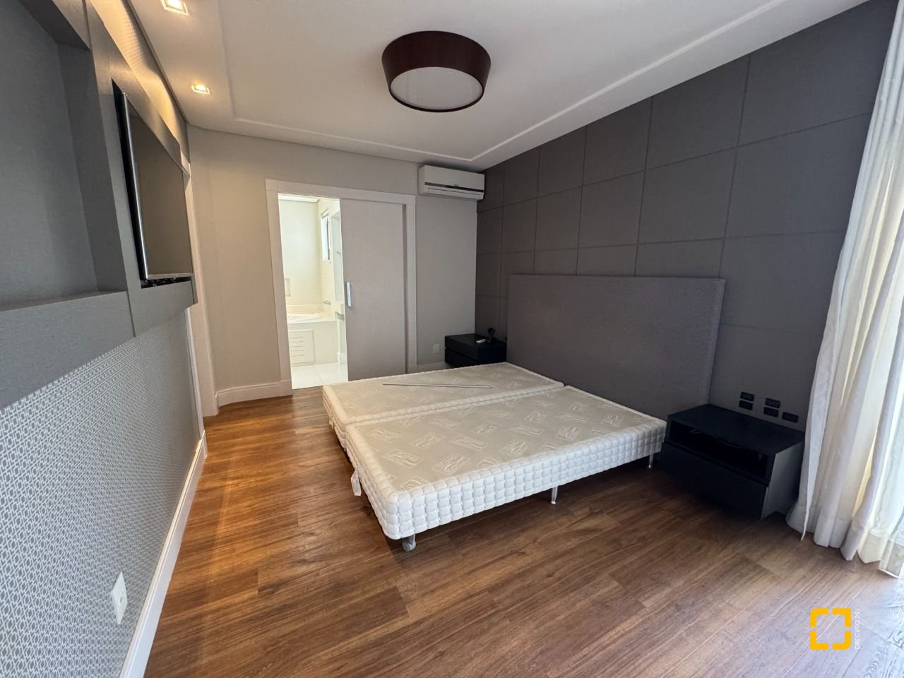 Apartamento com 225m², 2 quartos (sendo 2 suítes), 2 garagens, no bairro Kobrasol em São José