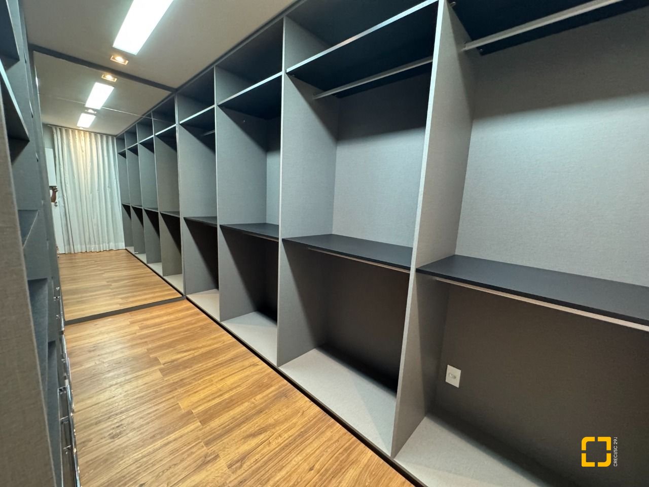 Apartamento com 225m², 2 quartos (sendo 2 suítes), 2 garagens, no bairro Kobrasol em São José