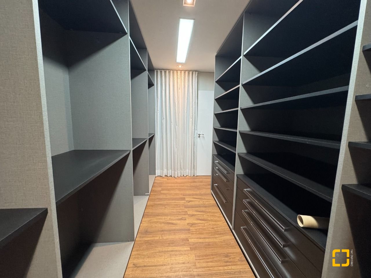 Apartamento com 225m², 2 quartos (sendo 2 suítes), 2 garagens, no bairro Kobrasol em São José