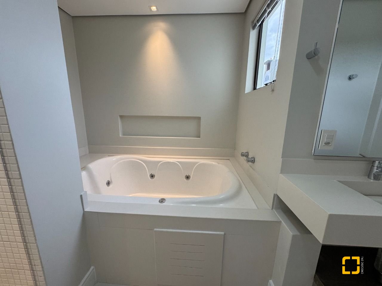 Apartamento com 225m², 2 quartos (sendo 2 suítes), 2 garagens, no bairro Kobrasol em São José