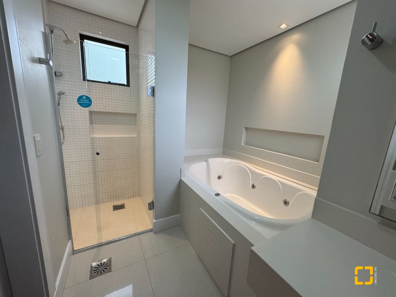 Apartamento com 225m², 2 quartos (sendo 2 suítes), 2 garagens, no bairro Kobrasol em São José