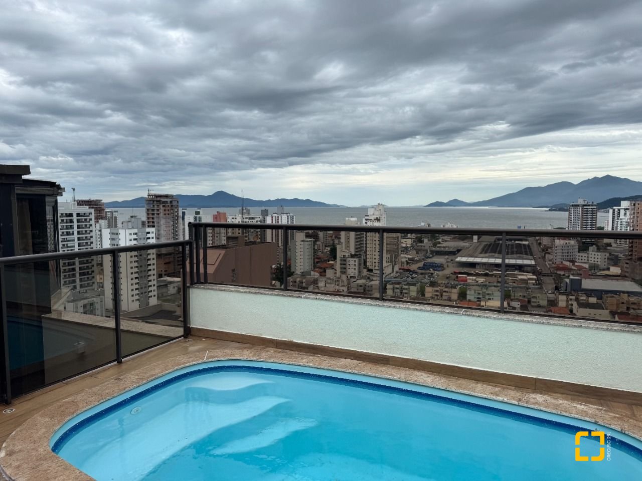 Apartamento com 225m², 2 quartos (sendo 2 suítes), 2 garagens, no bairro Kobrasol em São José