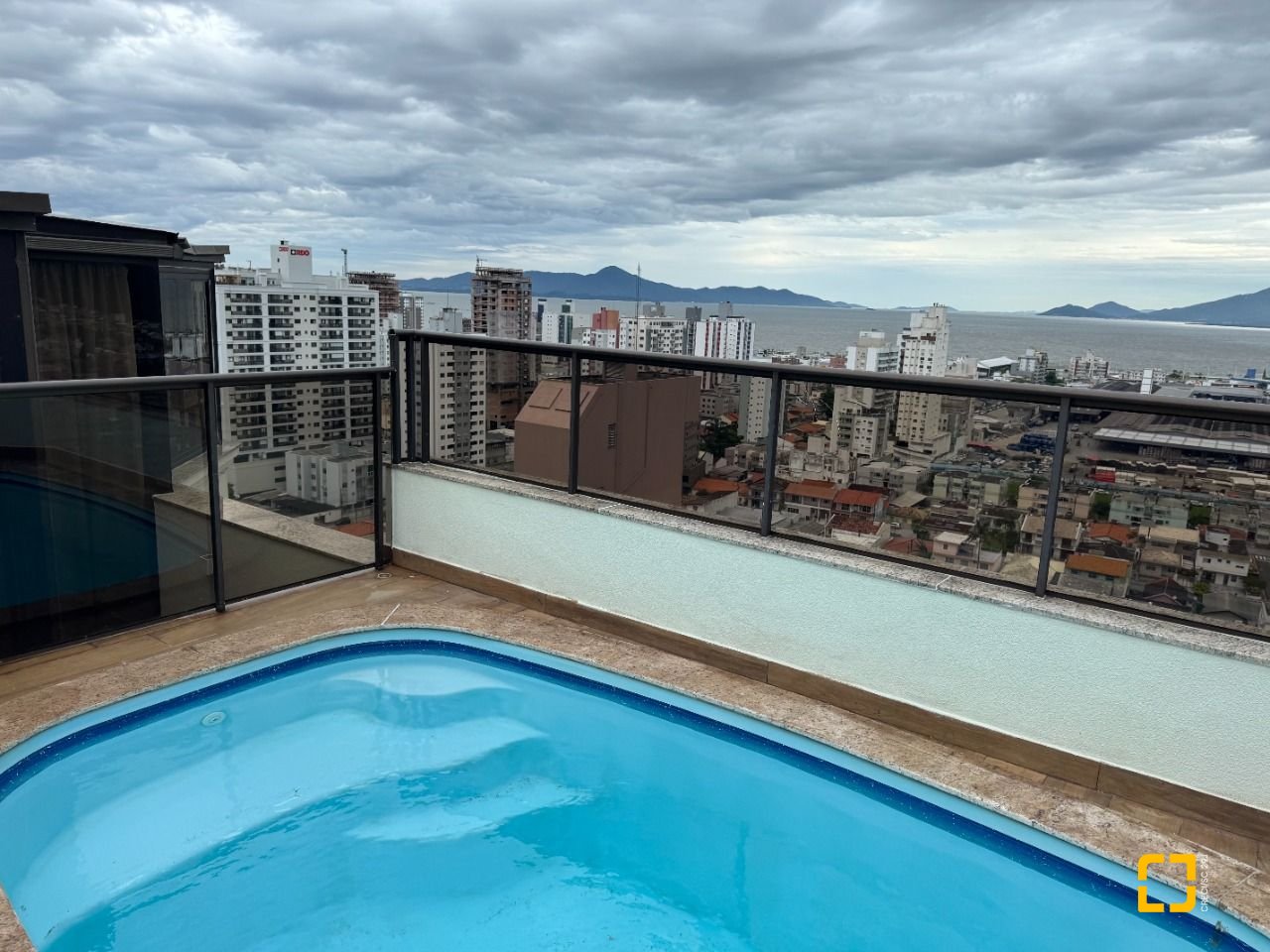 Apartamento com 225m², 2 quartos (sendo 2 suítes), 2 garagens, no bairro Kobrasol em São José