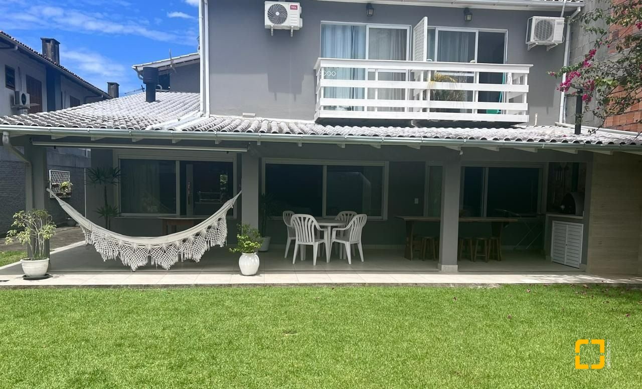 Casa com 152m², 3 quartos (sendo 1 suíte), 2 garagens, no bairro Cachoeira do Bom Jesus em Florianópolis