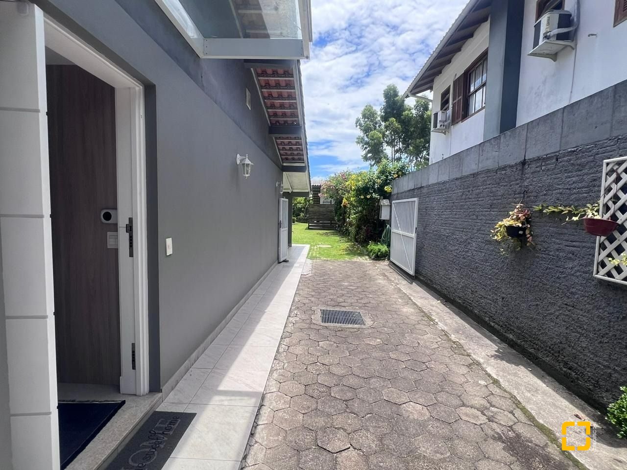 Casa com 152m², 3 quartos (sendo 1 suíte), 2 garagens, no bairro Cachoeira do Bom Jesus em Florianópolis