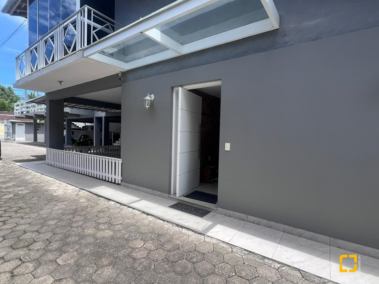 Casa com 152m², 3 quartos (sendo 1 suíte), 2 garagens, no bairro Cachoeira do Bom Jesus em Florianópolis