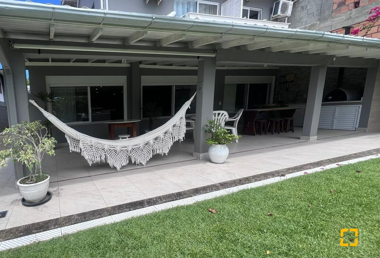 Casa com 152m², 3 quartos (sendo 1 suíte), 2 garagens, no bairro Cachoeira do Bom Jesus em Florianópolis