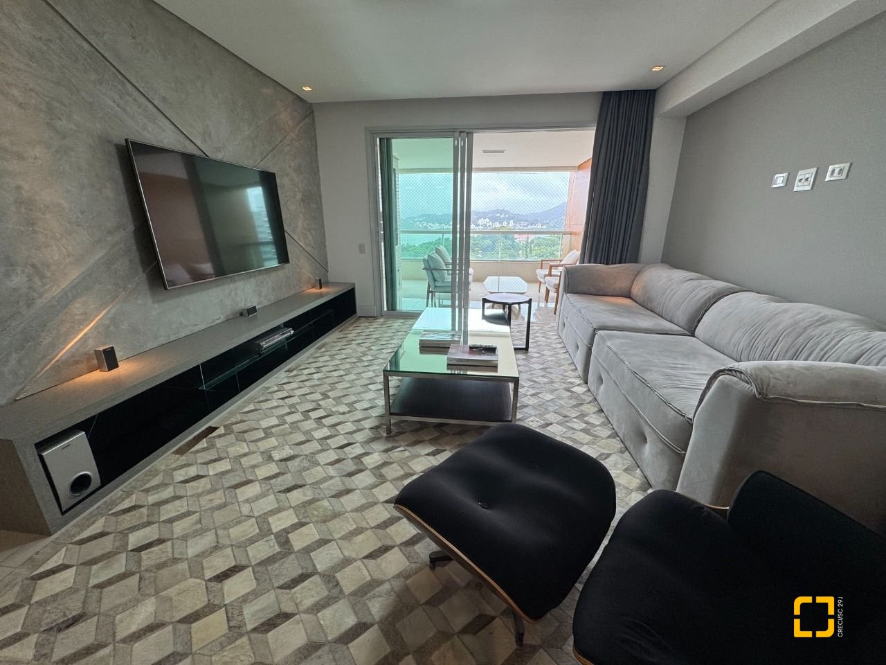 Apartamento com 162m², 4 quartos (sendo 2 suítes), 2 garagens, no bairro Agronômica em Florianópolis