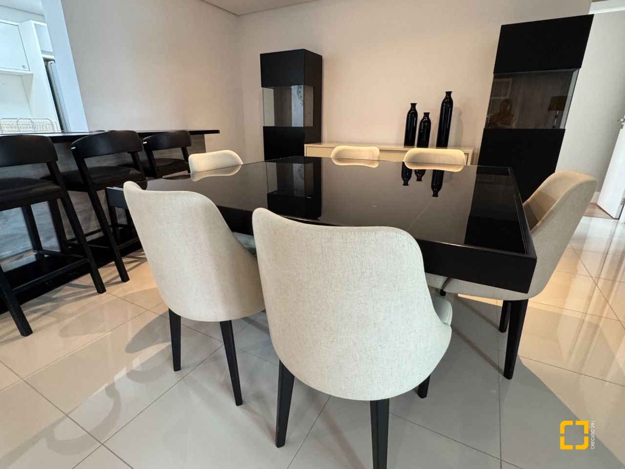 Apartamento com 162m², 4 quartos (sendo 2 suítes), 2 garagens, no bairro Agronômica em Florianópolis