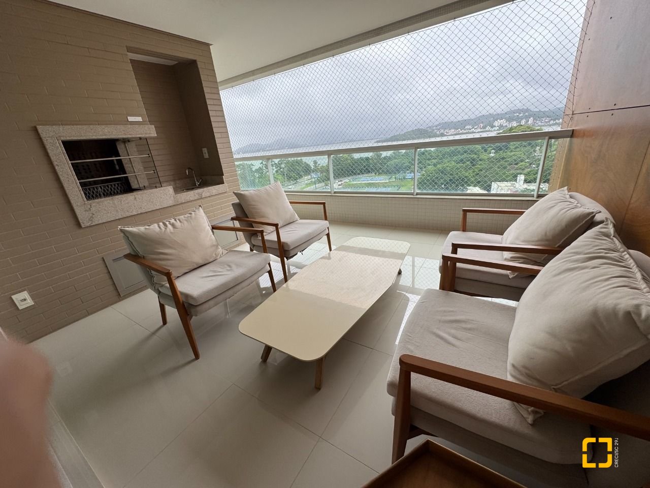 Apartamento com 162m², 4 quartos (sendo 2 suítes), 2 garagens, no bairro Agronômica em Florianópolis