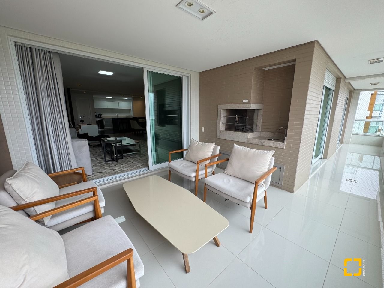 Apartamento com 162m², 4 quartos (sendo 2 suítes), 2 garagens, no bairro Agronômica em Florianópolis