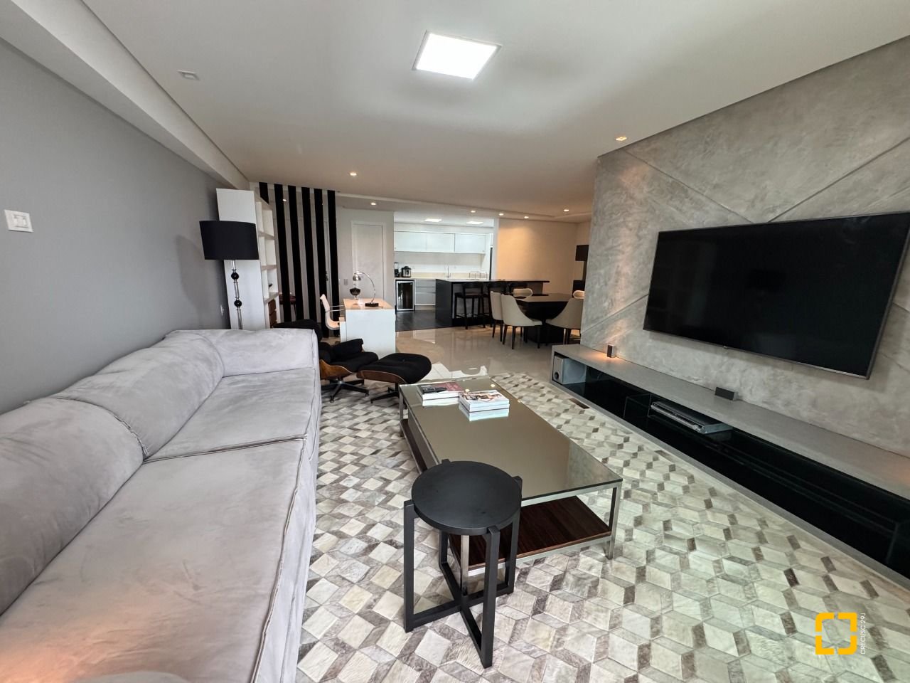 Apartamento com 162m², 4 quartos (sendo 2 suítes), 2 garagens, no bairro Agronômica em Florianópolis