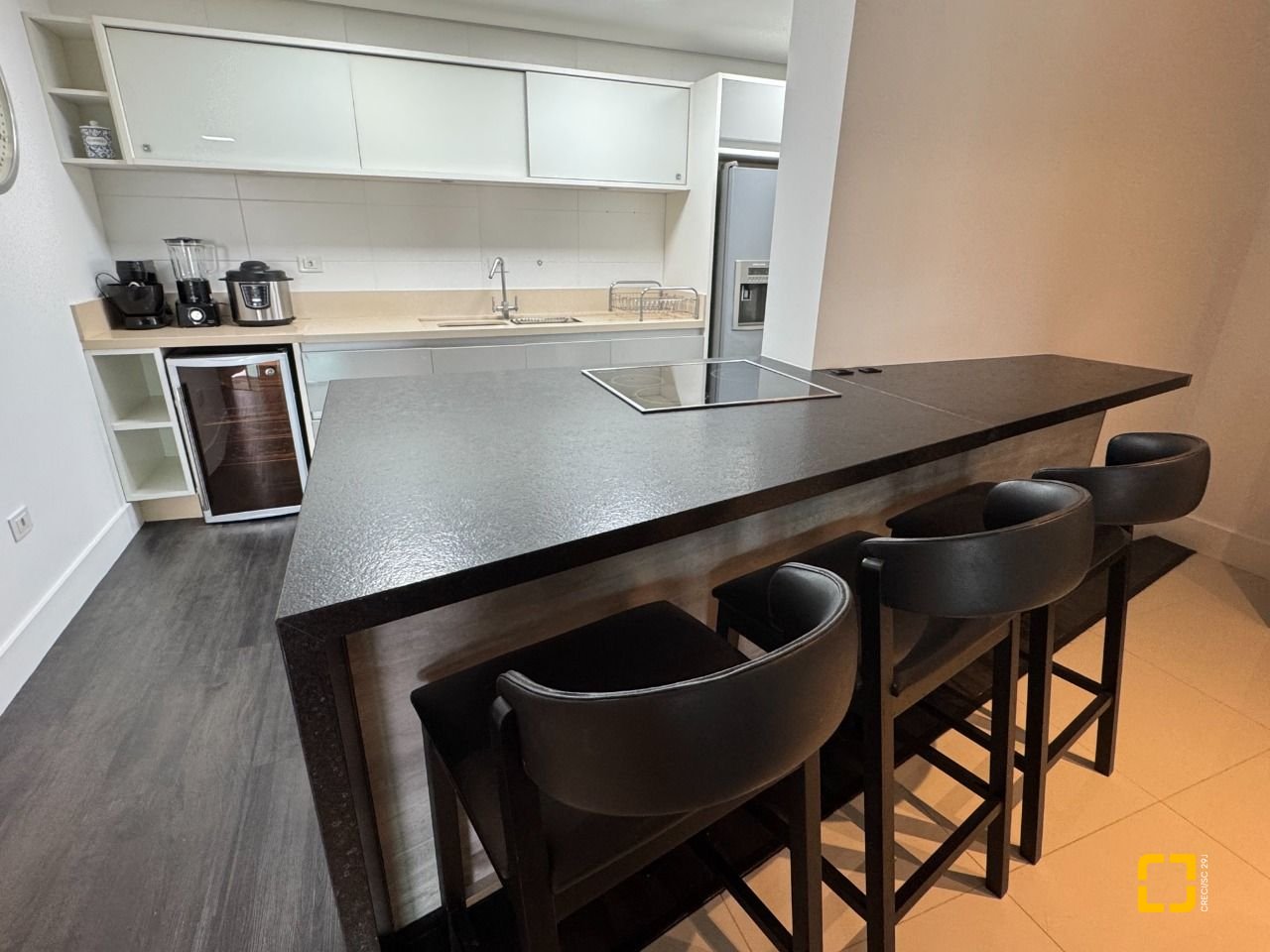 Apartamento com 162m², 4 quartos (sendo 2 suítes), 2 garagens, no bairro Agronômica em Florianópolis