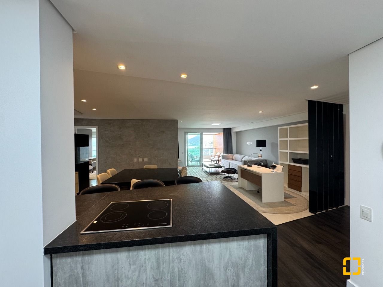 Apartamento com 162m², 4 quartos (sendo 2 suítes), 2 garagens, no bairro Agronômica em Florianópolis