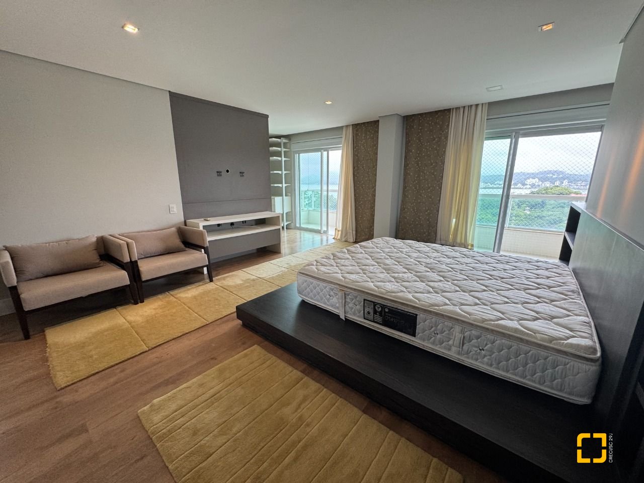 Apartamento com 162m², 4 quartos (sendo 2 suítes), 2 garagens, no bairro Agronômica em Florianópolis