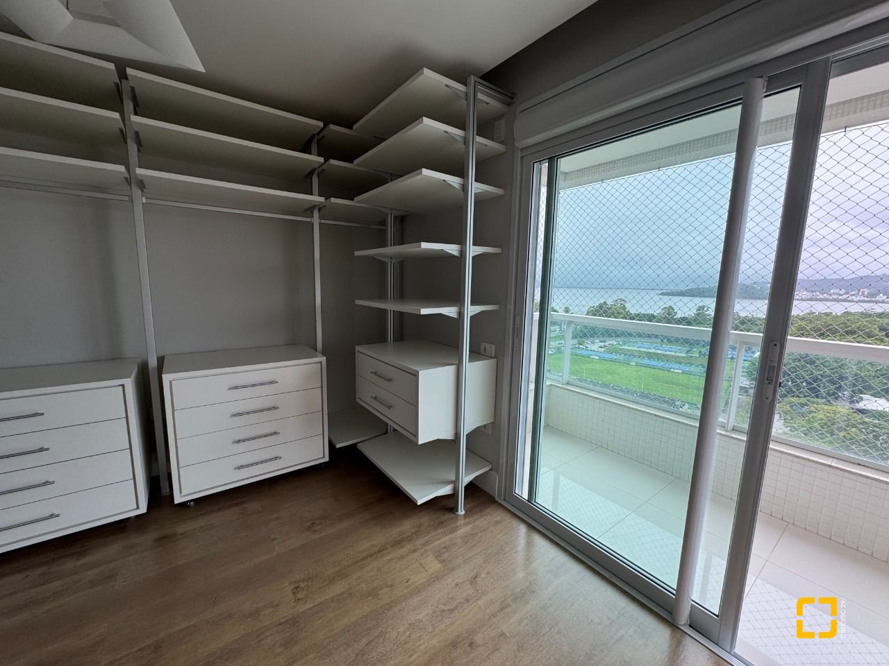 Apartamento com 162m², 4 quartos (sendo 2 suítes), 2 garagens, no bairro Agronômica em Florianópolis