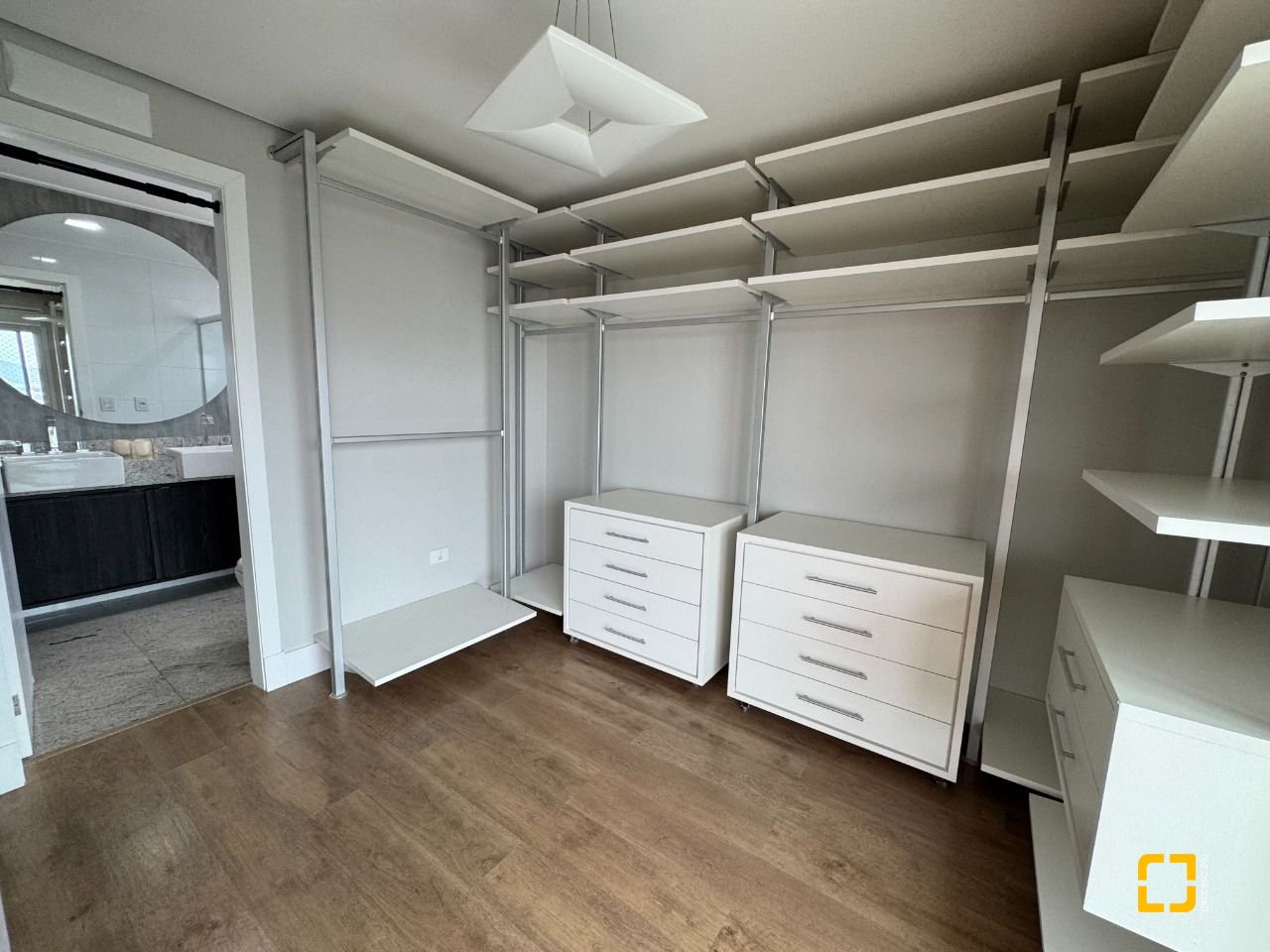 Apartamento com 162m², 4 quartos (sendo 2 suítes), 2 garagens, no bairro Agronômica em Florianópolis