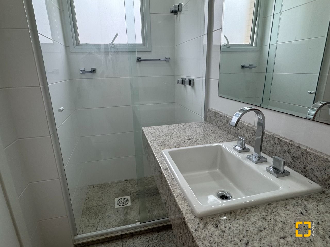 Apartamento com 162m², 4 quartos (sendo 2 suítes), 2 garagens, no bairro Agronômica em Florianópolis