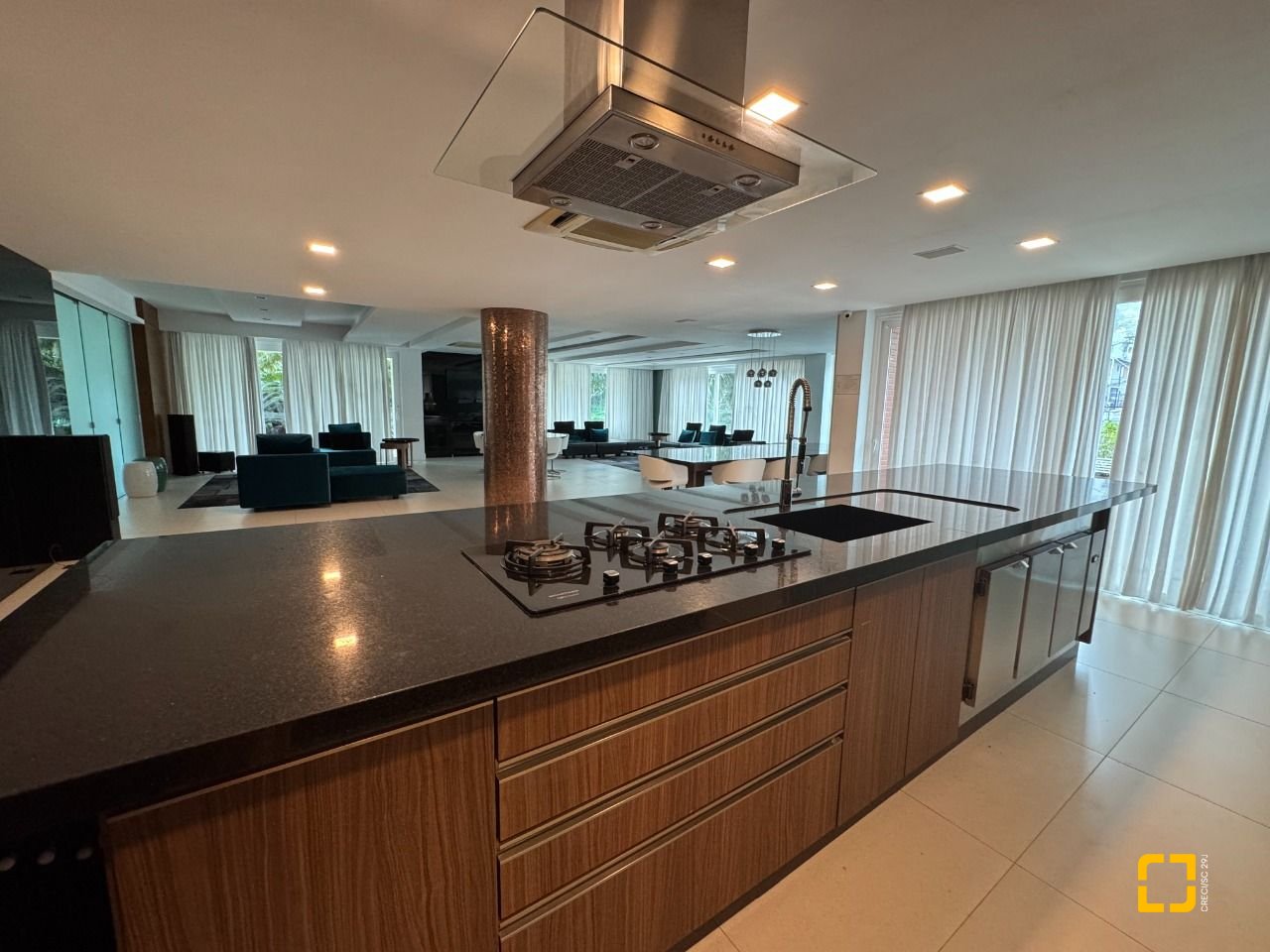 Apartamento com 162m², 4 quartos (sendo 2 suítes), 2 garagens, no bairro Agronômica em Florianópolis