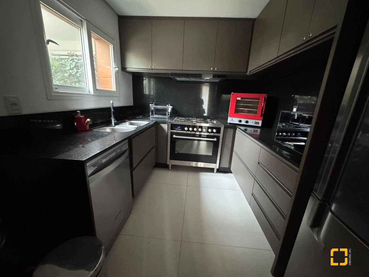 Apartamento com 162m², 4 quartos (sendo 2 suítes), 2 garagens, no bairro Agronômica em Florianópolis