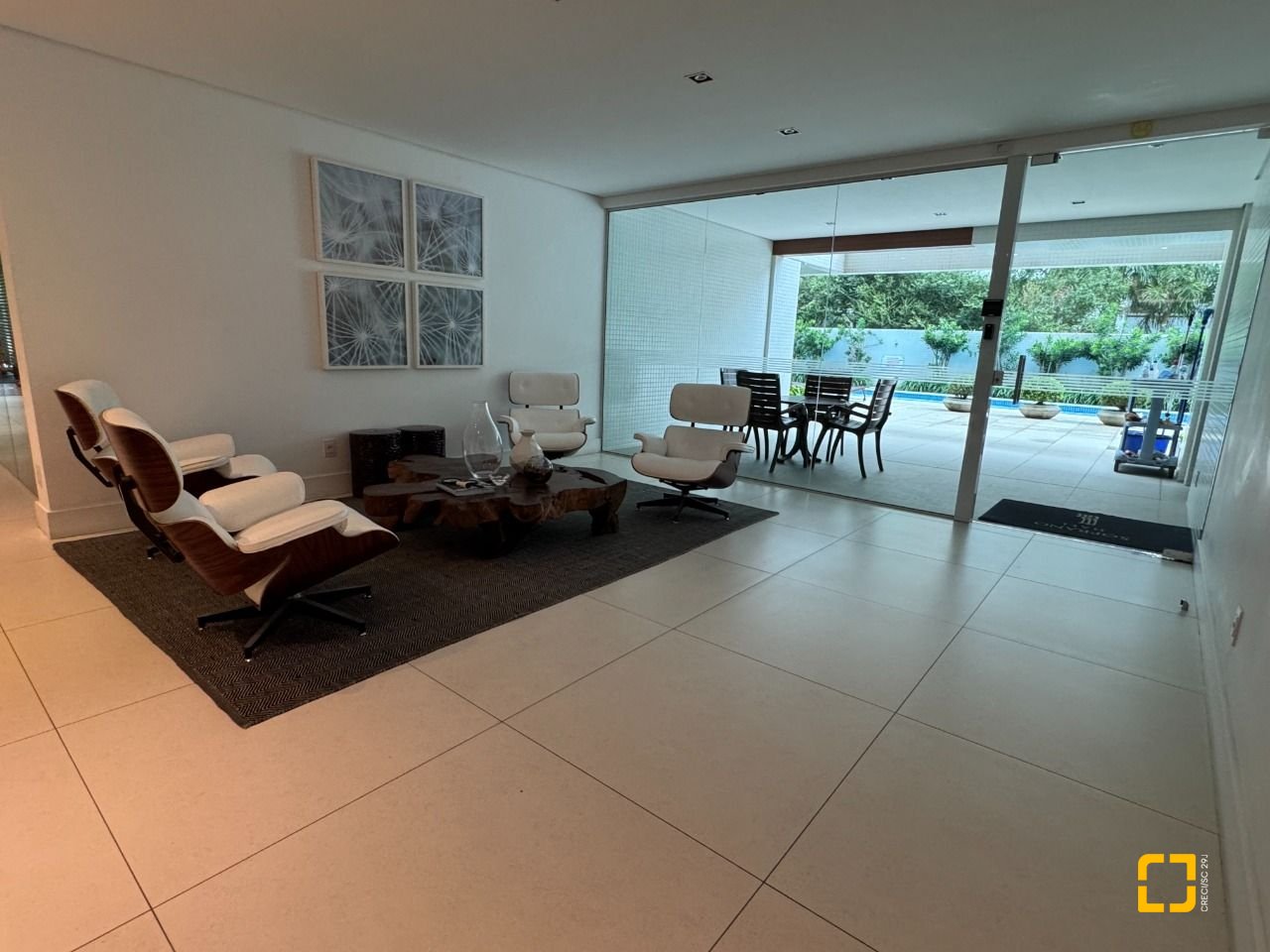 Apartamento com 162m², 4 quartos (sendo 2 suítes), 2 garagens, no bairro Agronômica em Florianópolis