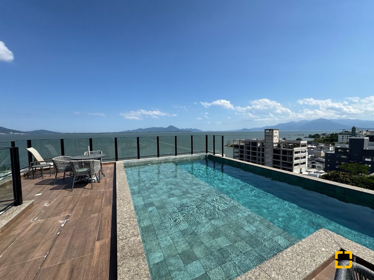 Apartamento com 69m², 3 quartos (sendo 1 suíte), 1 garagem, no bairro Coqueiros em Florianópolis