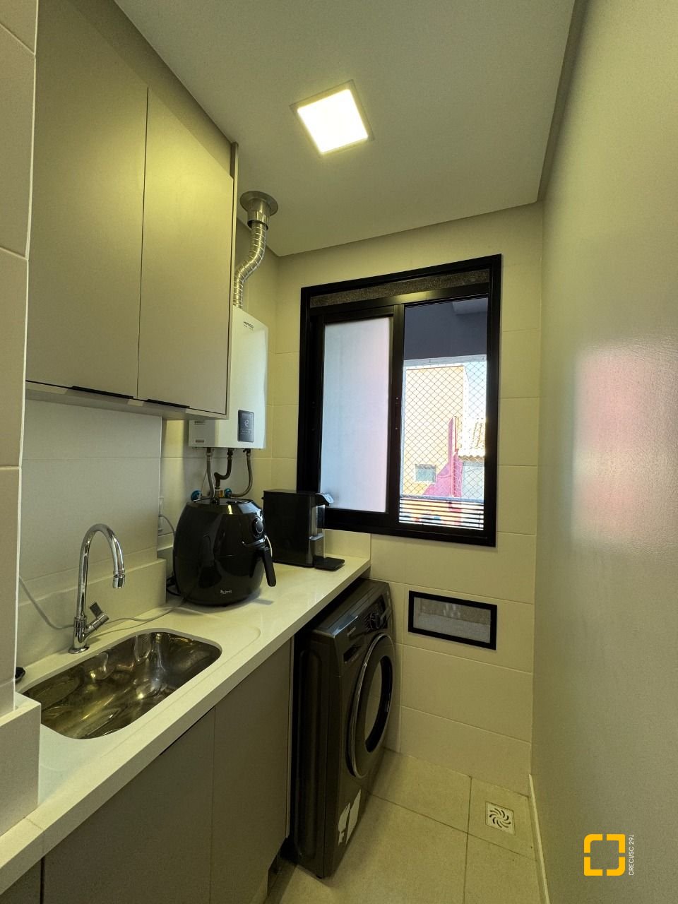 Apartamento com 69m², 3 quartos (sendo 1 suíte), 1 garagem, no bairro Coqueiros em Florianópolis
